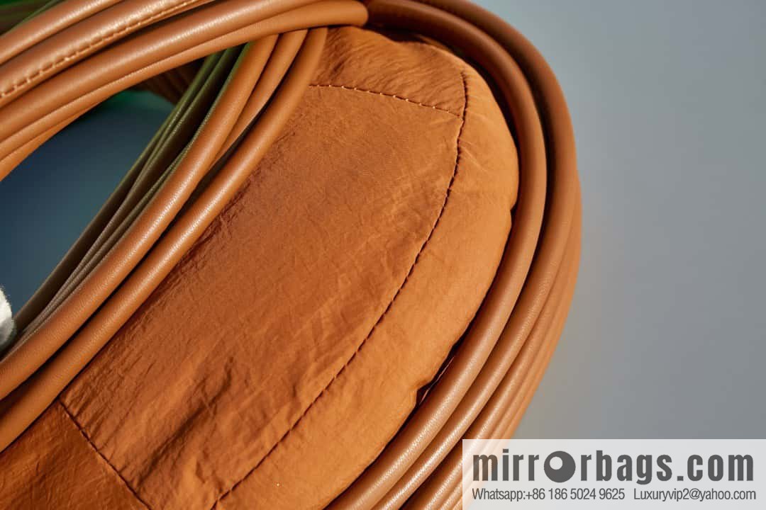 Bottega Veneta, model 680934 autumn and winter new Jodie ramen clutch bag number: 80803 #caramel color