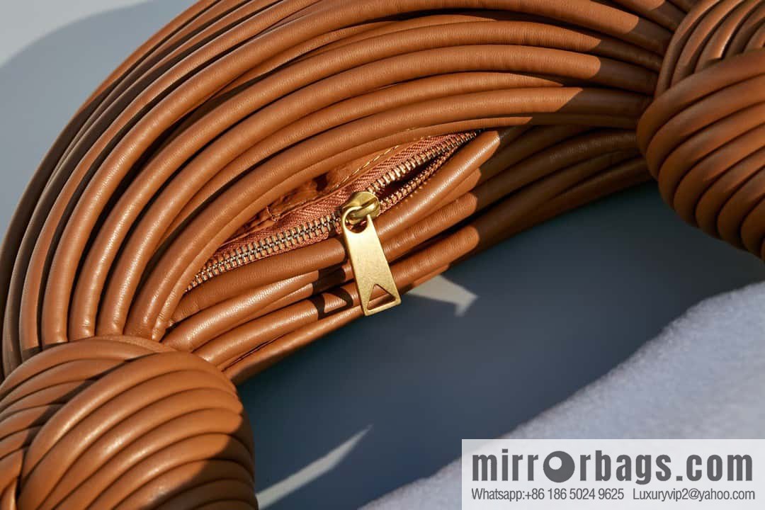 Bottega Veneta, model 680934 autumn and winter new Jodie ramen clutch bag number: 80803 #caramel color