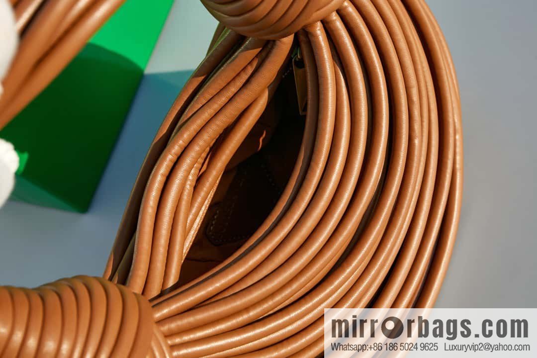 Bottega Veneta, model 680934 autumn and winter new Jodie ramen clutch bag number: 80803 #caramel color