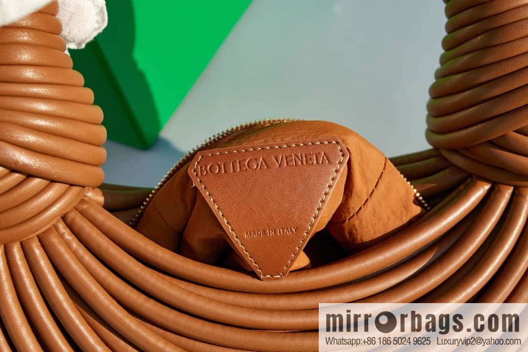 Bottega Veneta, model 680934 autumn and winter new Jodie ramen clutch bag number: 80803 #caramel color