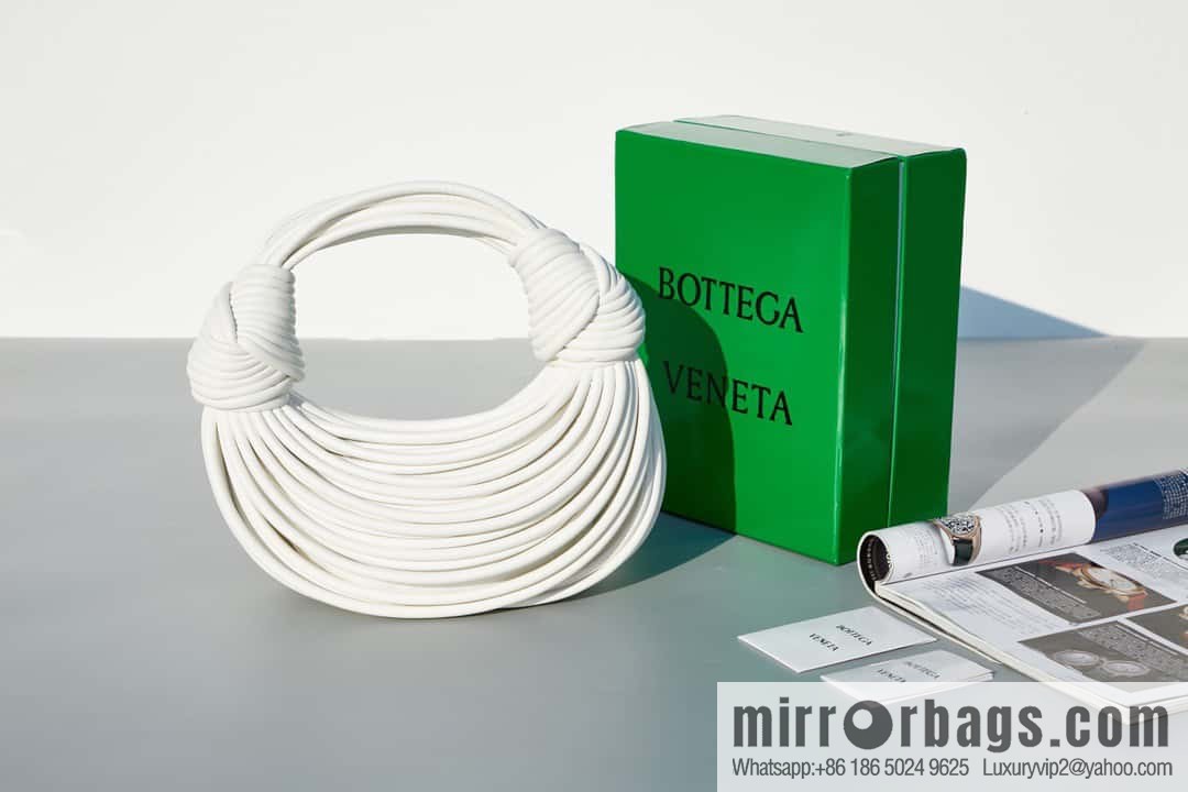 Bottega Veneta, model 680934 autumn and winter new Jodie ramen clutch bag number: 80803 #white