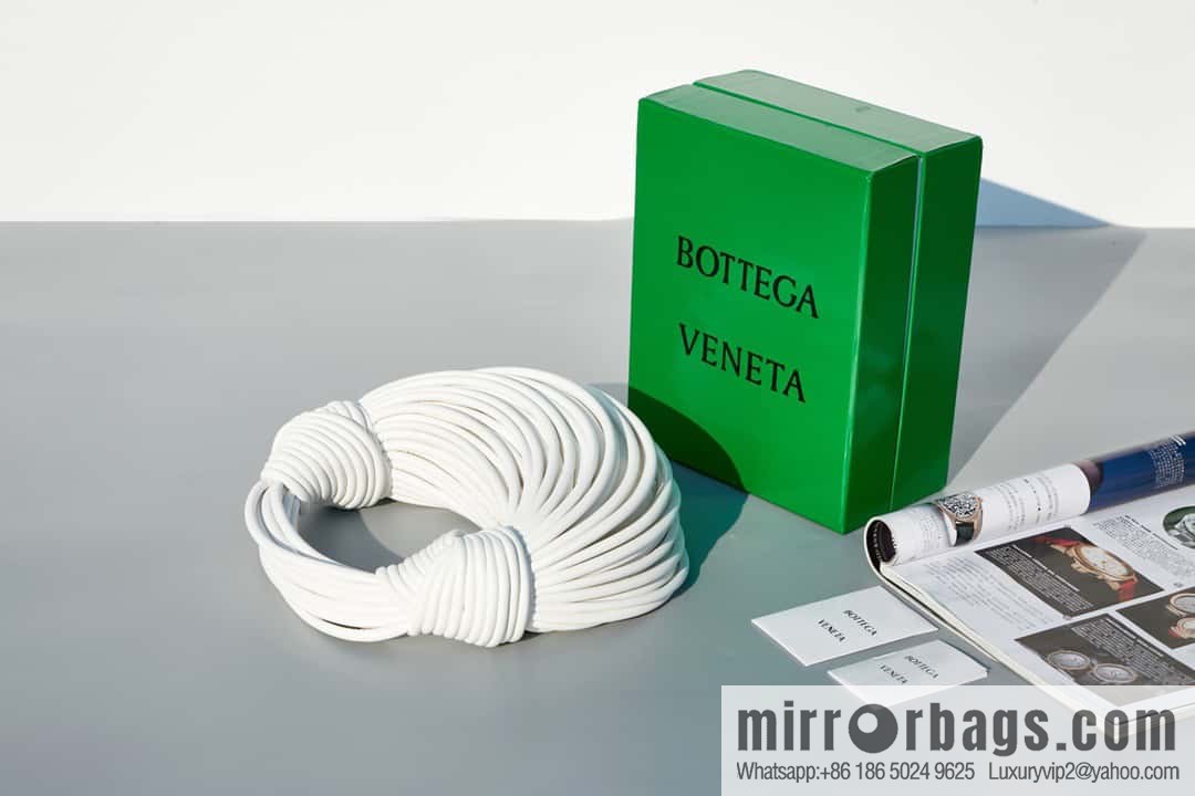 Bottega Veneta, model 680934 autumn and winter new Jodie ramen clutch bag number: 80803 #white