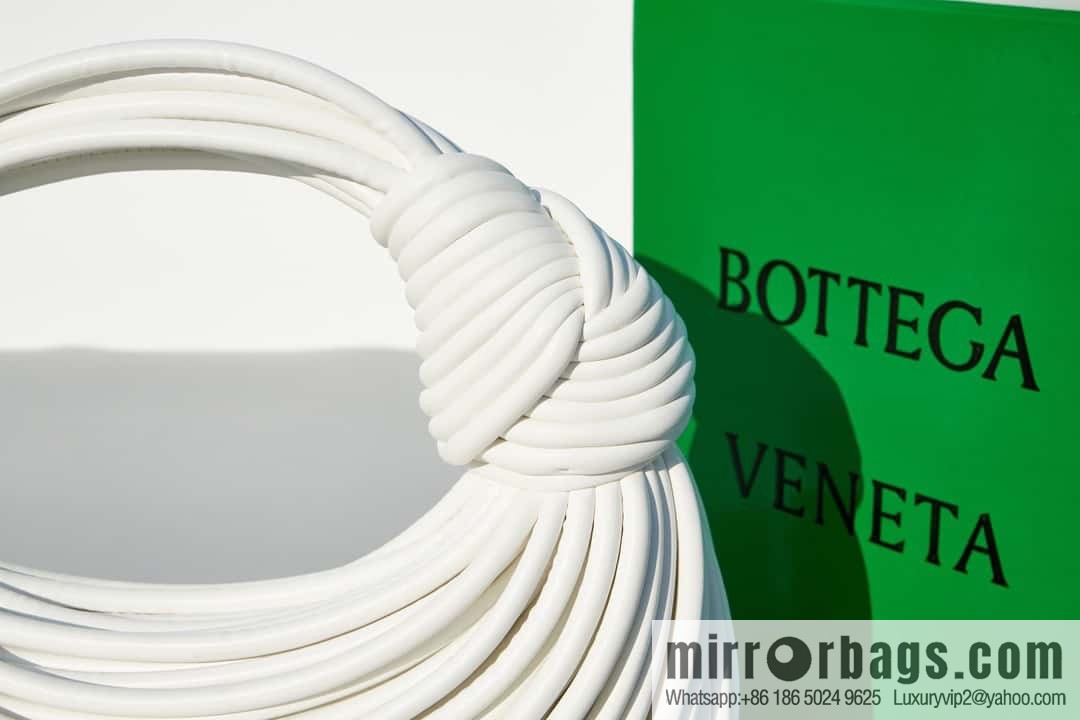 Bottega Veneta, model 680934 autumn and winter new Jodie ramen clutch bag number: 80803 #white