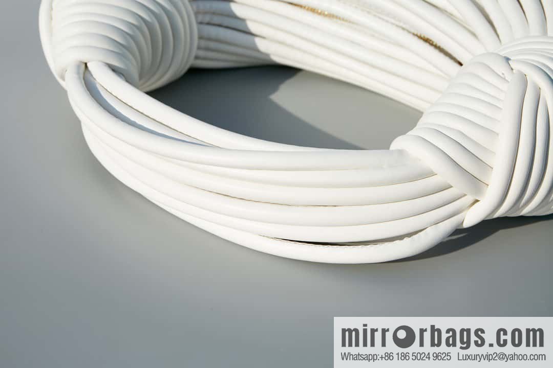 Bottega Veneta, model 680934 autumn and winter new Jodie ramen clutch bag number: 80803 #white