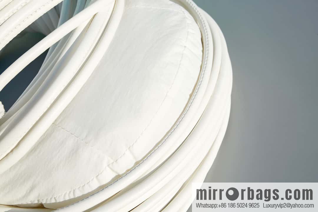 Bottega Veneta, model 680934 autumn and winter new Jodie ramen clutch bag number: 80803 #white