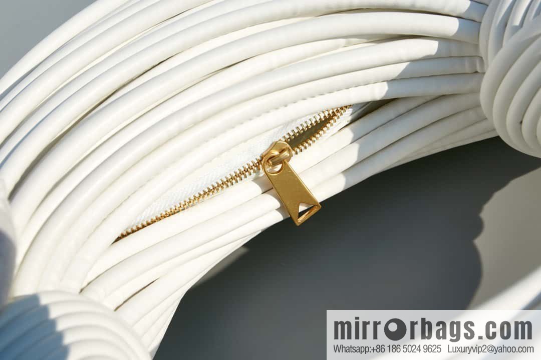 Bottega Veneta, model 680934 autumn and winter new Jodie ramen clutch bag number: 80803 #white