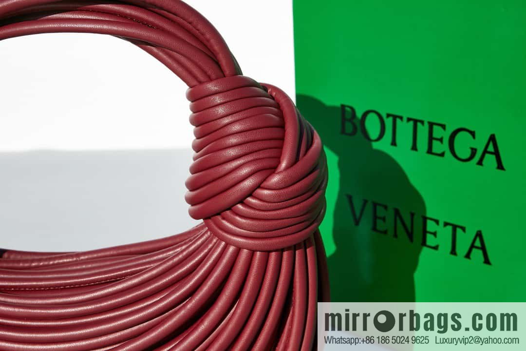 Bottega Veneta, model 680934 autumn and winter new Jodie ramen clutch bag number: 80803 #cinnabar red