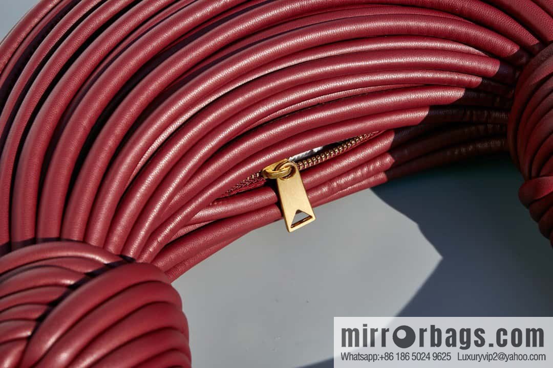 Bottega Veneta, model 680934 autumn and winter new Jodie ramen clutch bag number: 80803 #cinnabar red