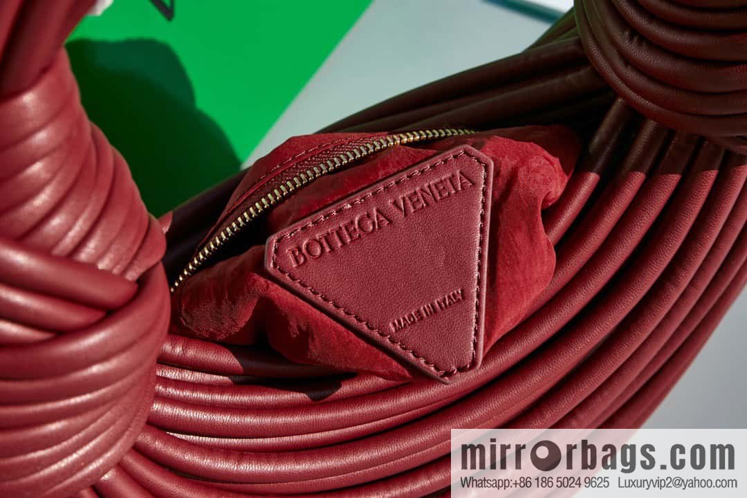 Bottega Veneta, model 680934 autumn and winter new Jodie ramen clutch bag number: 80803 #cinnabar red