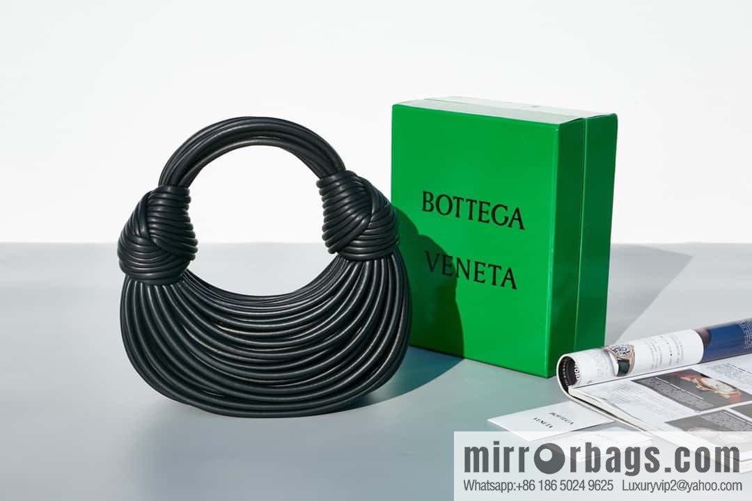 Bottega Veneta, model 680934 autumn and winter new Jodie ramen clutch bag number: 80803 #black