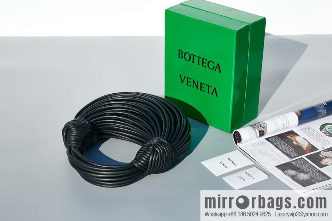 Bottega Veneta, model 680934 autumn and winter new Jodie ramen clutch bag number: 80803 #black