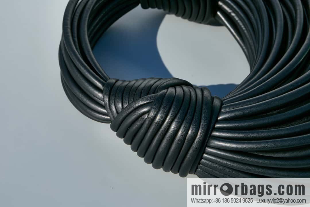 Bottega Veneta, model 680934 autumn and winter new Jodie ramen clutch bag number: 80803 #black