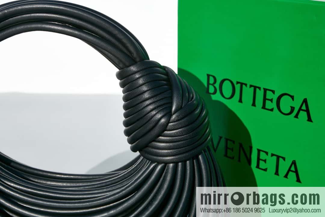 Bottega Veneta, model 680934 autumn and winter new Jodie ramen clutch bag number: 80803 #black