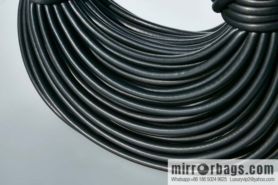 Bottega Veneta, model 680934 autumn and winter new Jodie ramen clutch bag number: 80803 #black