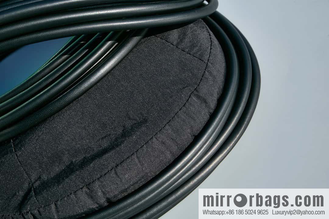 Bottega Veneta, model 680934 autumn and winter new Jodie ramen clutch bag number: 80803 #black