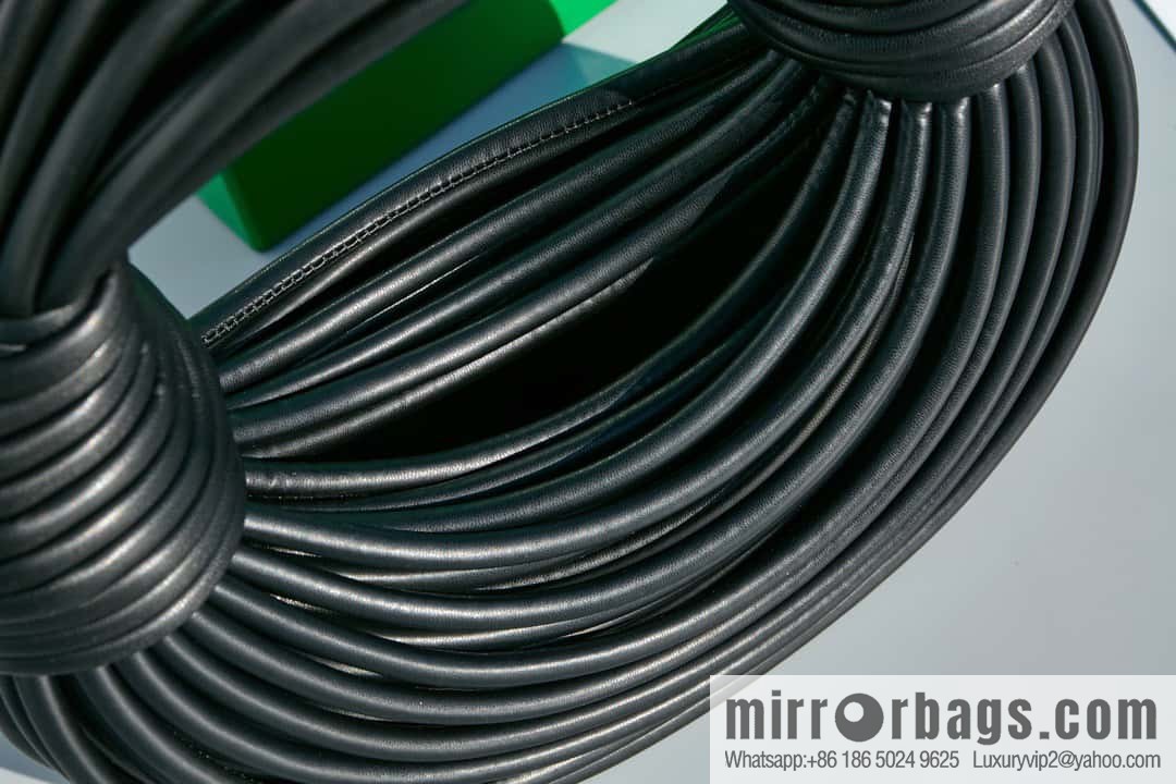 Bottega Veneta, model 680934 autumn and winter new Jodie ramen clutch bag number: 80803 #black