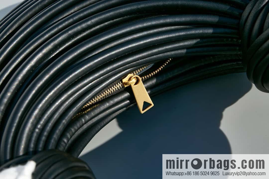 Bottega Veneta, model 680934 autumn and winter new Jodie ramen clutch bag number: 80803 #black