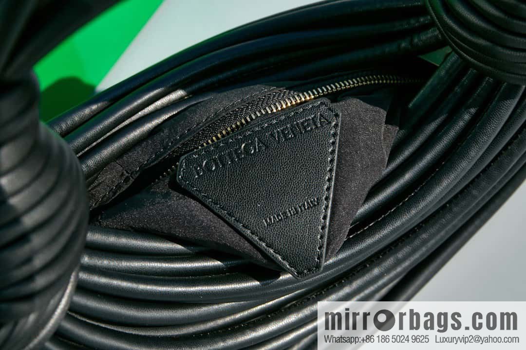 Bottega Veneta, model 680934 autumn and winter new Jodie ramen clutch bag number: 80803 #black