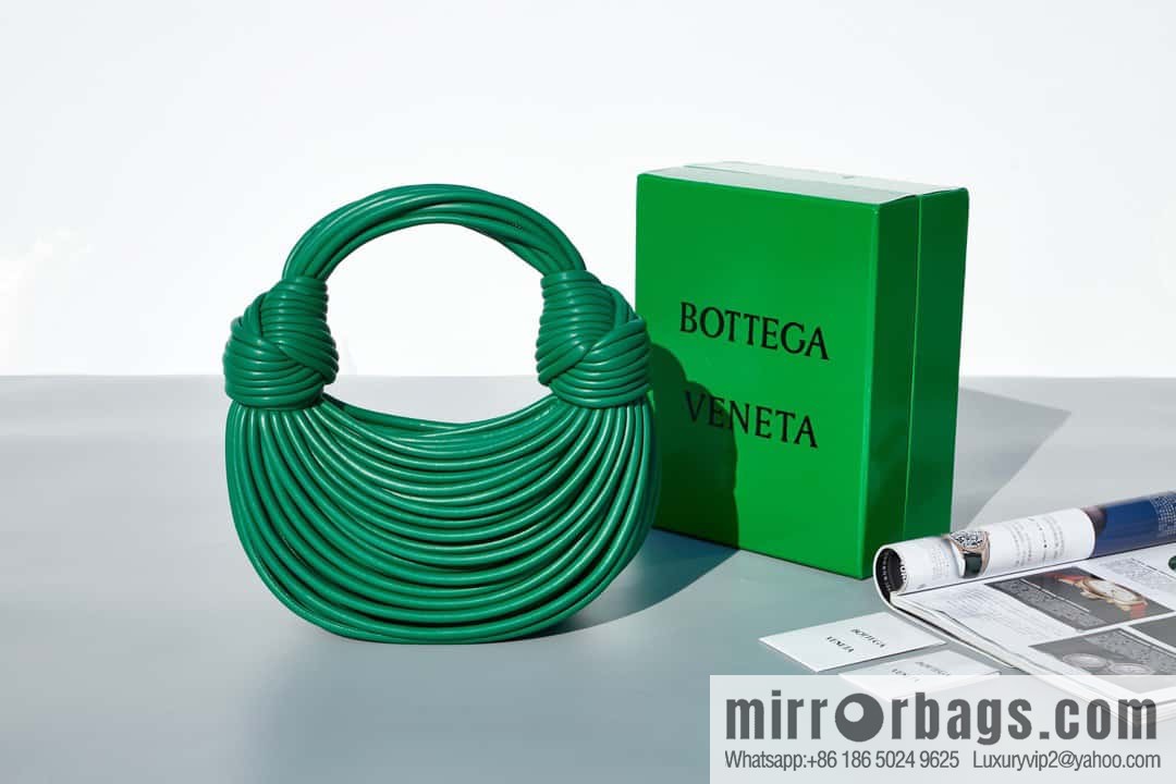 Bottega Veneta, model 680934 autumn and winter new Jodie ramen clutch bag number: 80803 #grass green