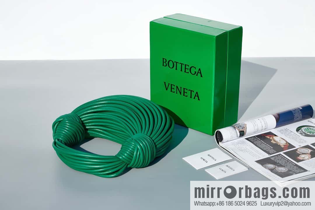 Bottega Veneta, model 680934 autumn and winter new Jodie ramen clutch bag number: 80803 #grass green