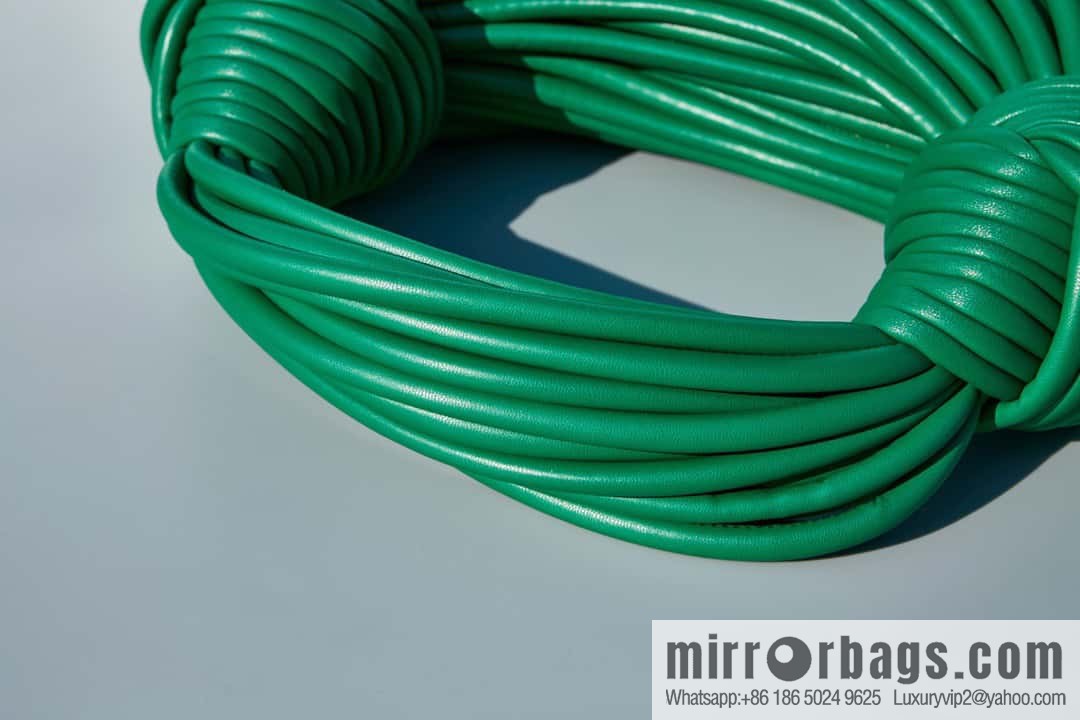 Bottega Veneta, model 680934 autumn and winter new Jodie ramen clutch bag number: 80803 #grass green