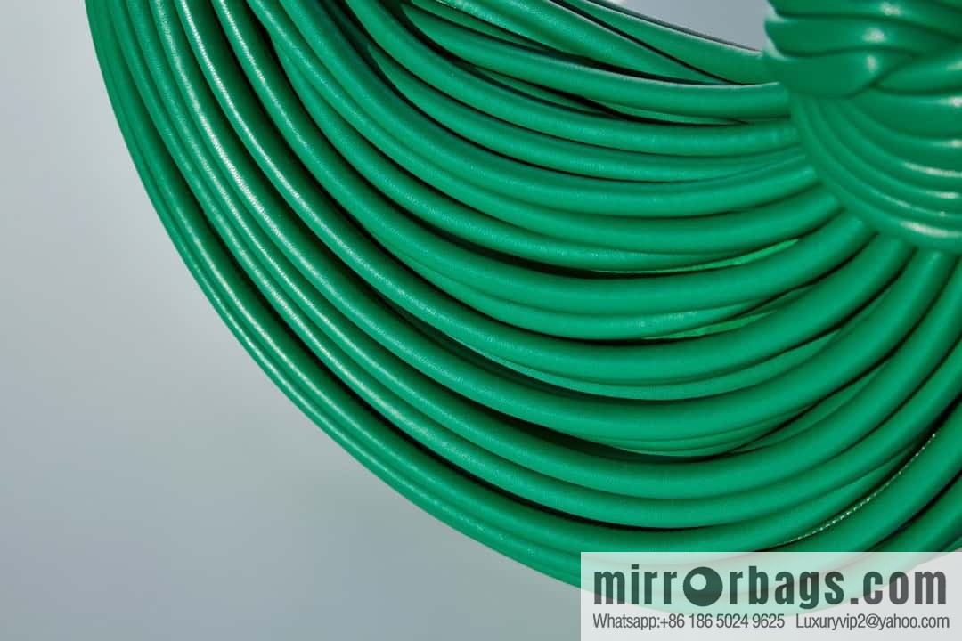 Bottega Veneta, model 680934 autumn and winter new Jodie ramen clutch bag number: 80803 #grass green