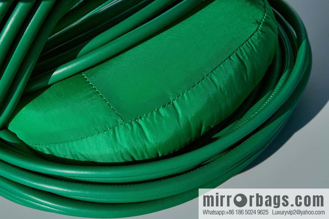 Bottega Veneta, model 680934 autumn and winter new Jodie ramen clutch bag number: 80803 #grass green