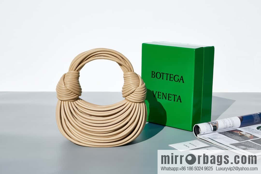 Bottega Veneta, model 680934 autumn and winter new Jodie ramen clutch bag number: 80803 #oat color