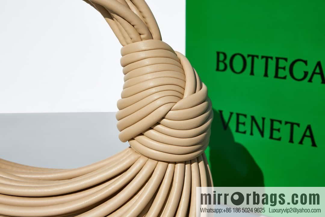 Bottega Veneta, model 680934 autumn and winter new Jodie ramen clutch bag number: 80803 #oat color