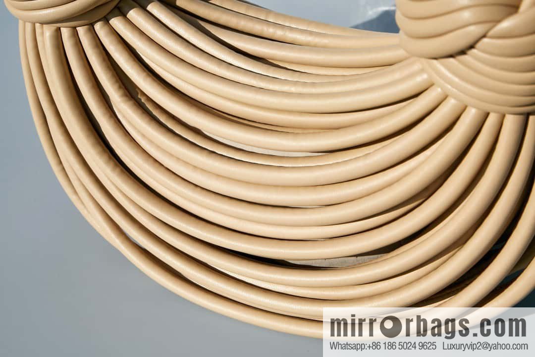 Bottega Veneta, model 680934 autumn and winter new Jodie ramen clutch bag number: 80803 #oat color