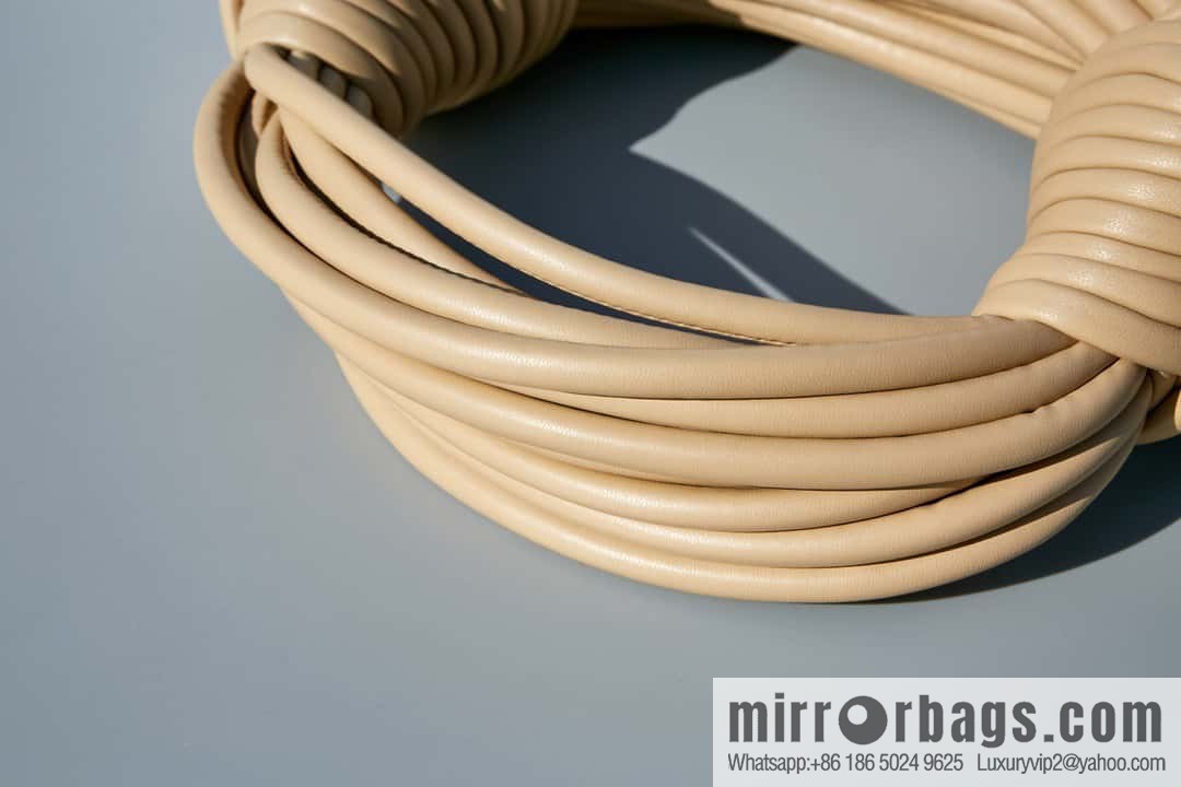 Bottega Veneta, model 680934 autumn and winter new Jodie ramen clutch bag number: 80803 #oat color