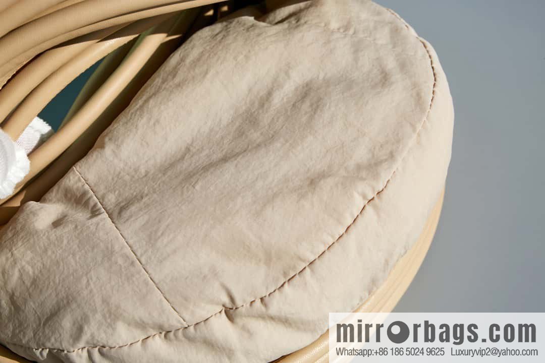 Bottega Veneta, model 680934 autumn and winter new Jodie ramen clutch bag number: 80803 #oat color