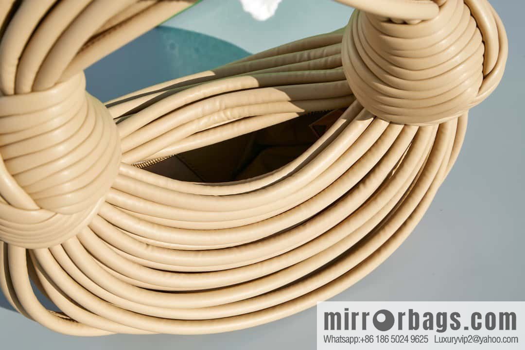 Bottega Veneta, model 680934 autumn and winter new Jodie ramen clutch bag number: 80803 #oat color