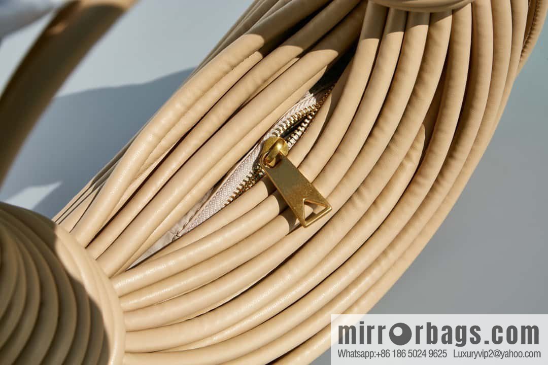 Bottega Veneta, model 680934 autumn and winter new Jodie ramen clutch bag number: 80803 #oat color