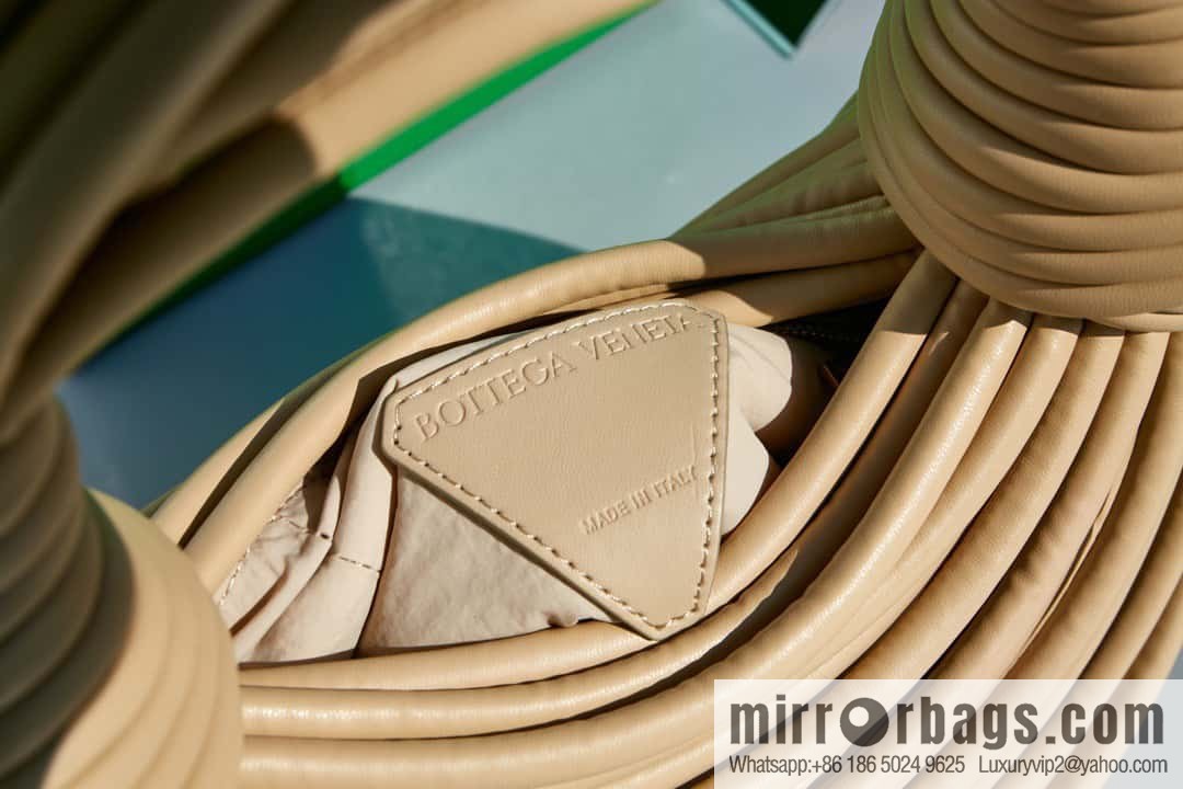 Bottega Veneta, model 680934 autumn and winter new Jodie ramen clutch bag number: 80803 #oat color