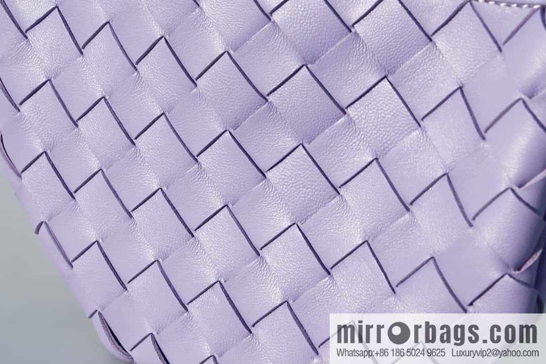 BottegaVeneta2023 new model, Baodiejia Bv spring and summer new mini sardines SARDINE model number: 744267 wisteria color