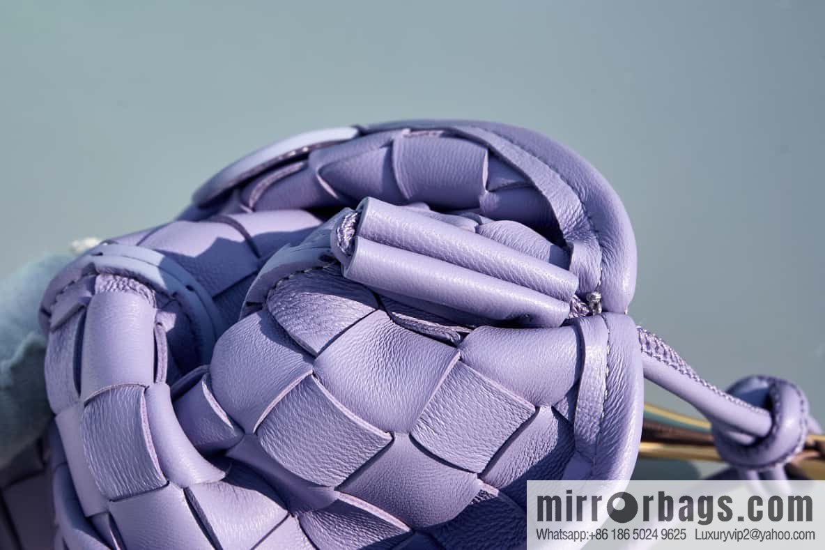 BottegaVeneta2023 new model, Baodiejia Bv spring and summer new mini sardines SARDINE model number: 744267 wisteria color