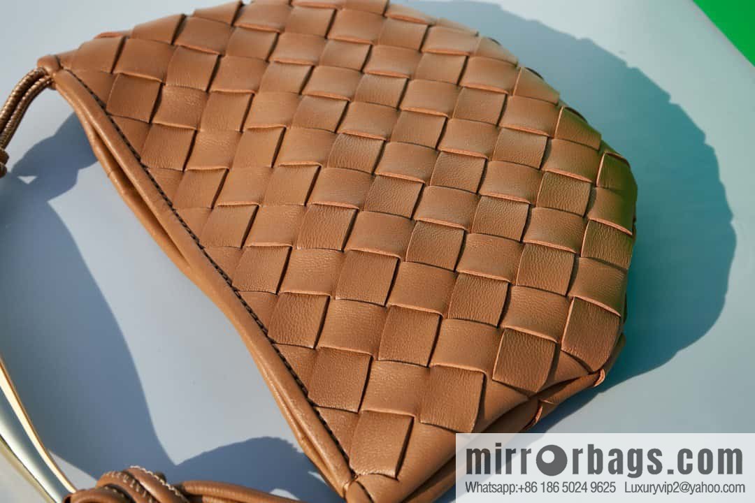 BottegaVeneta Bv spring and summer new mini sardines SARDINE model number: 744267 caramel color