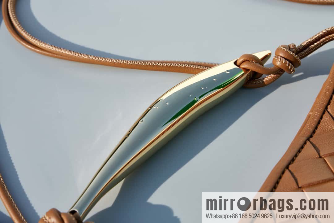 BottegaVeneta Bv spring and summer new mini sardines SARDINE model number: 744267 caramel color