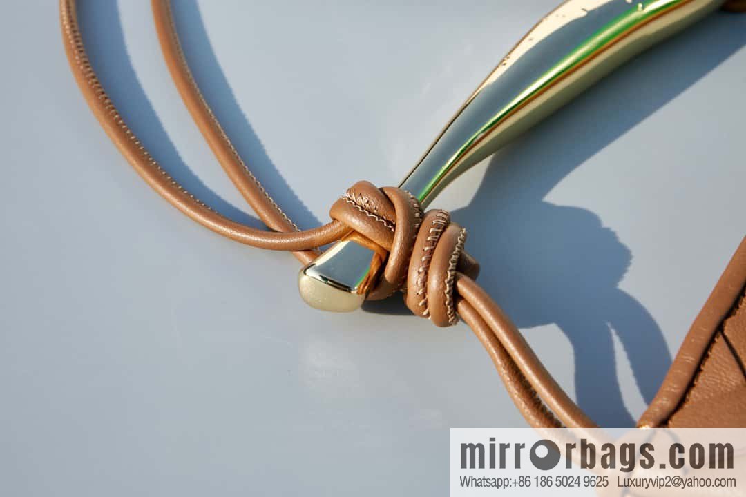 BottegaVeneta Bv spring and summer new mini sardines SARDINE model number: 744267 caramel color