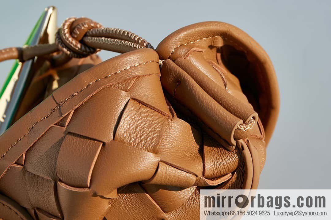 BottegaVeneta Bv spring and summer new mini sardines SARDINE model number: 744267 caramel color