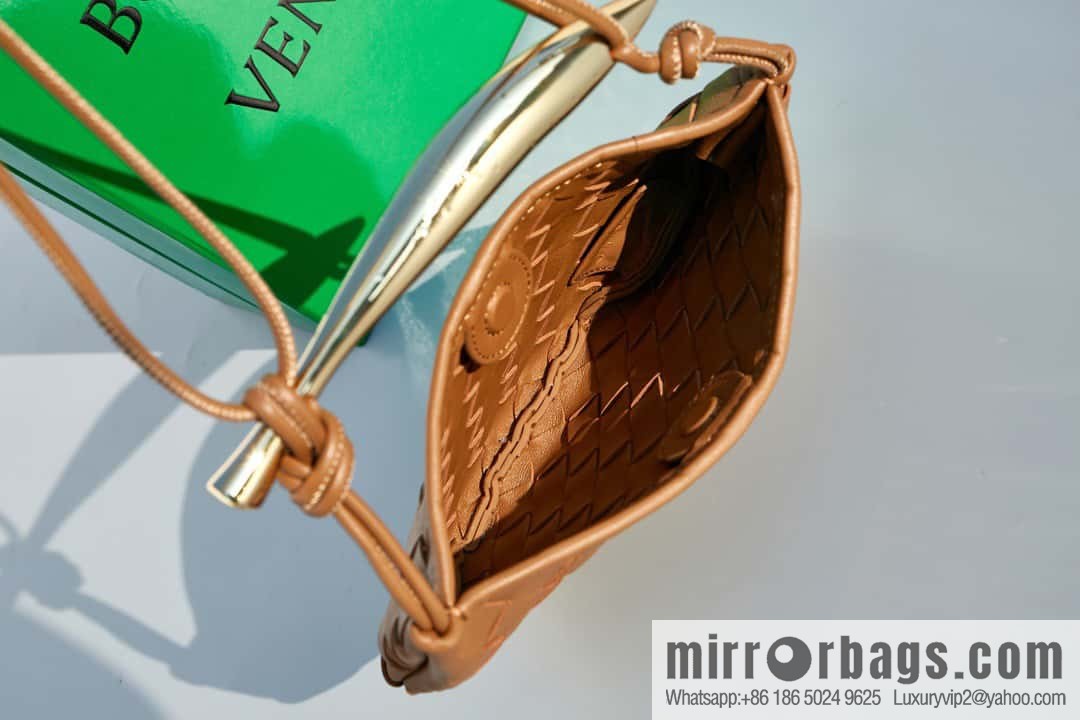 BottegaVeneta Bv spring and summer new mini sardines SARDINE model number: 744267 caramel color