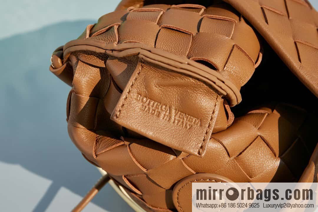 BottegaVeneta Bv spring and summer new mini sardines SARDINE model number: 744267 caramel color