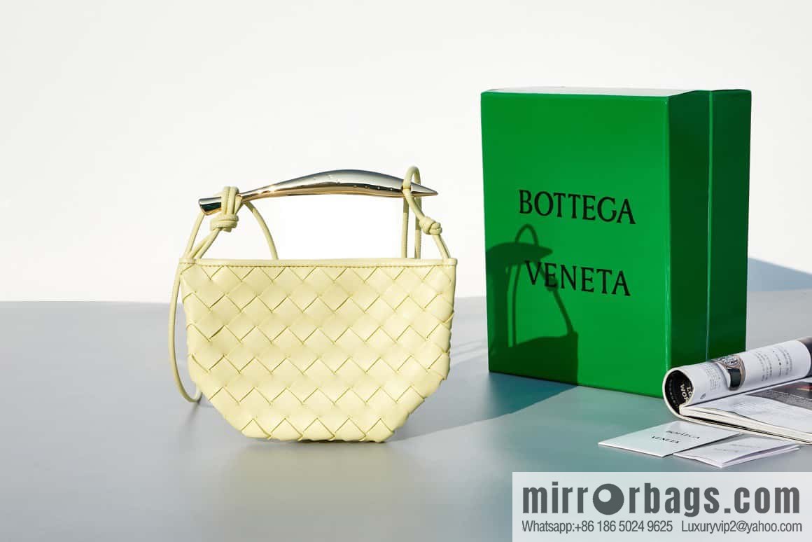 BottegaVeneta Bv spring and summer new mini sardines SARDINE model number: 744267 ice cream color