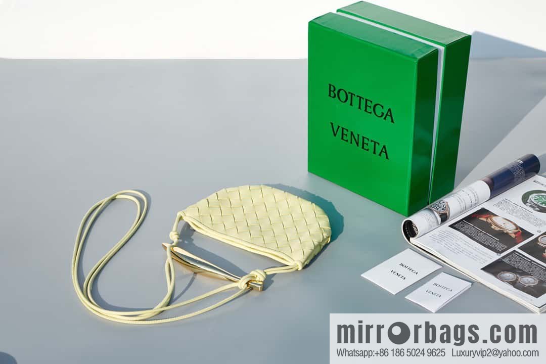 BottegaVeneta Bv spring and summer new mini sardines SARDINE model number: 744267 ice cream color