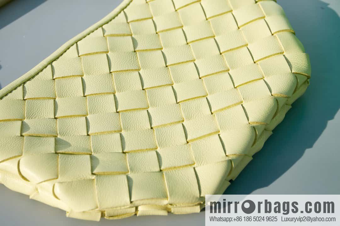 BottegaVeneta Bv spring and summer new mini sardines SARDINE model number: 744267 ice cream color