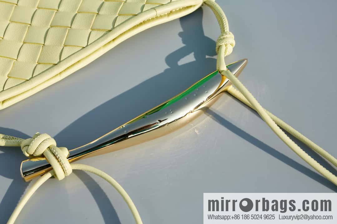 BottegaVeneta Bv spring and summer new mini sardines SARDINE model number: 744267 ice cream color