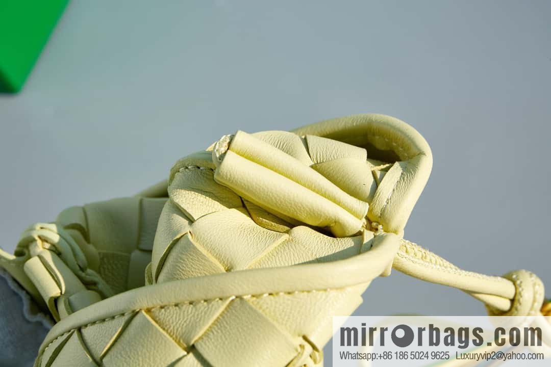 BottegaVeneta Bv spring and summer new mini sardines SARDINE model number: 744267 ice cream color