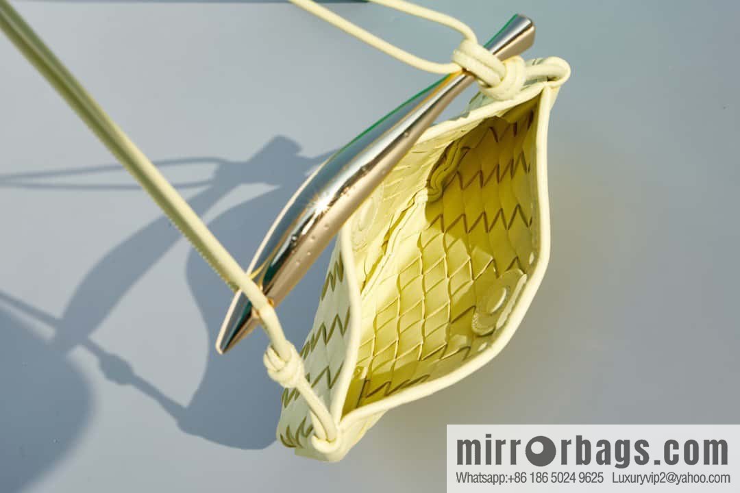 BottegaVeneta Bv spring and summer new mini sardines SARDINE model number: 744267 ice cream color
