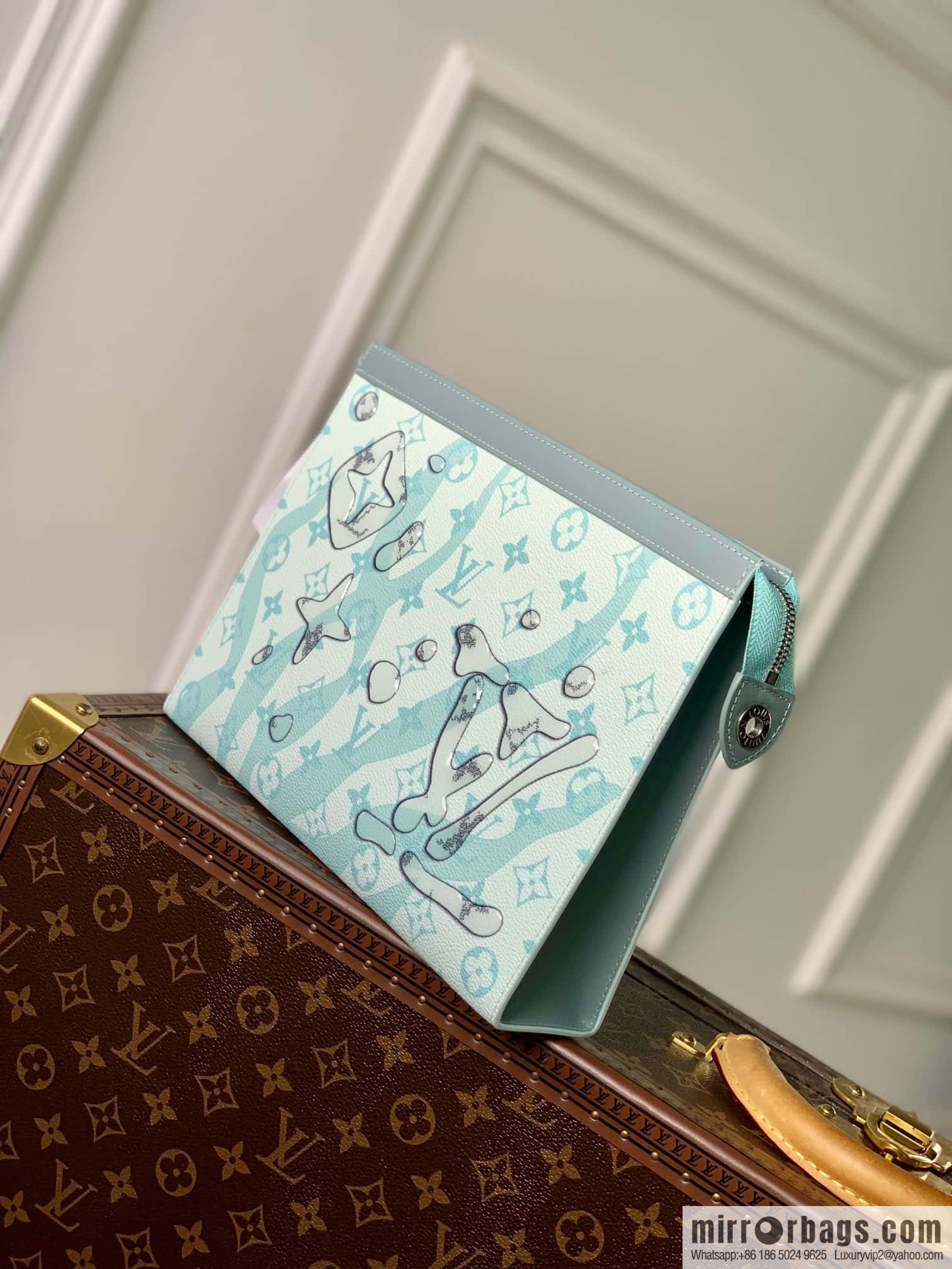 M22763 Pochette Voyage medium clutch bag